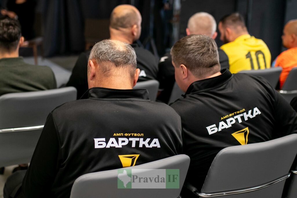 Спортивна конференція, люди сидять у залі