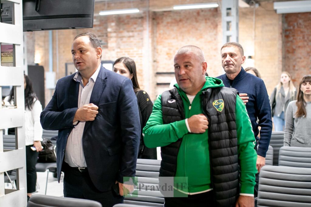 Люди на офіційному заході в приміщенні