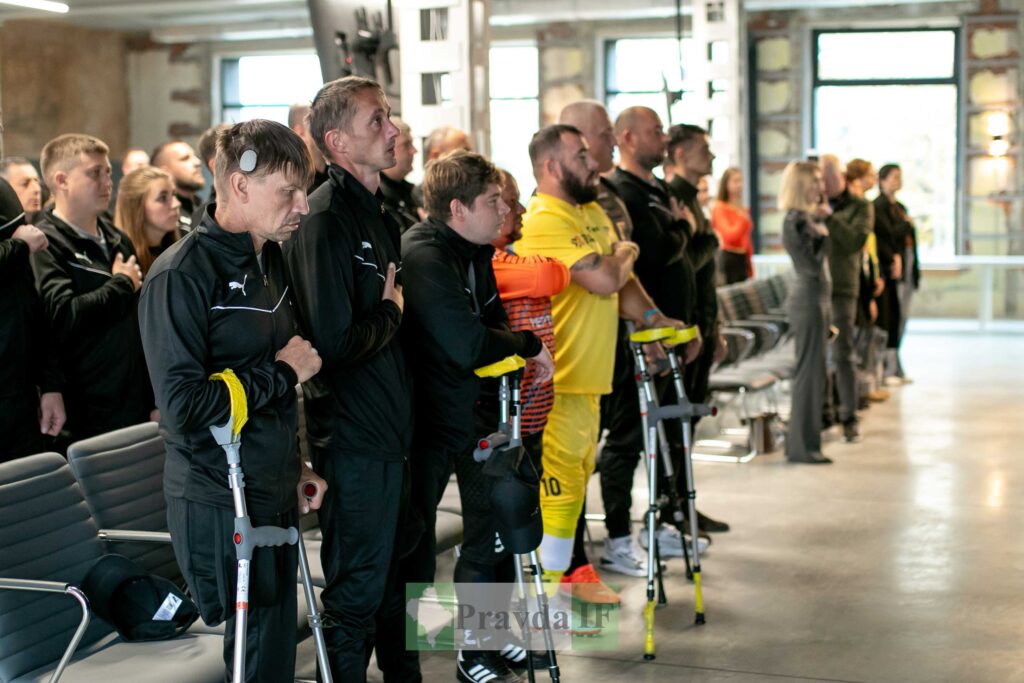 Люди з милицями стоять у приміщенні