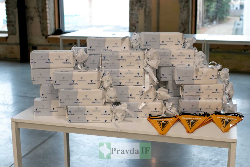 Упаковані подарункові набори на білому столі.