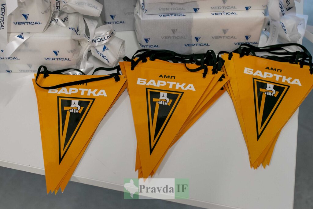 Помаранчеві прапорці з написом 'Бартка' на столі.