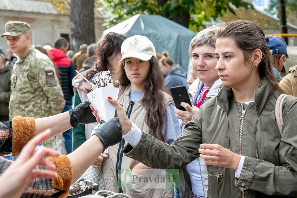 Люди отримують десерт на вулиці