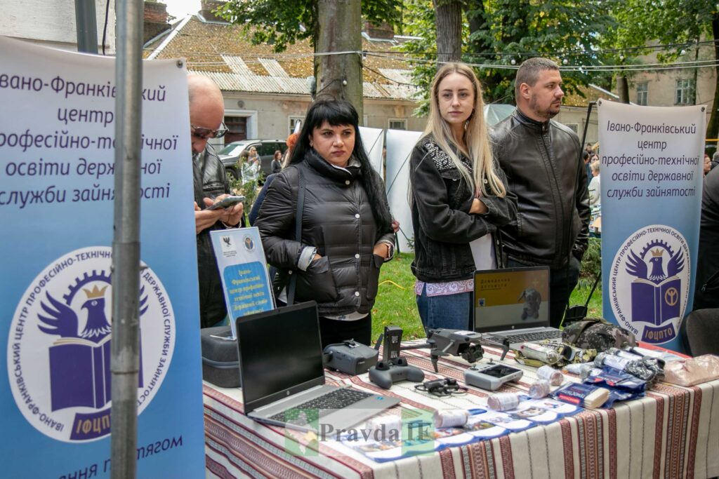 Стенд Івано-Франківського центру професійної освіти на ярмарку.