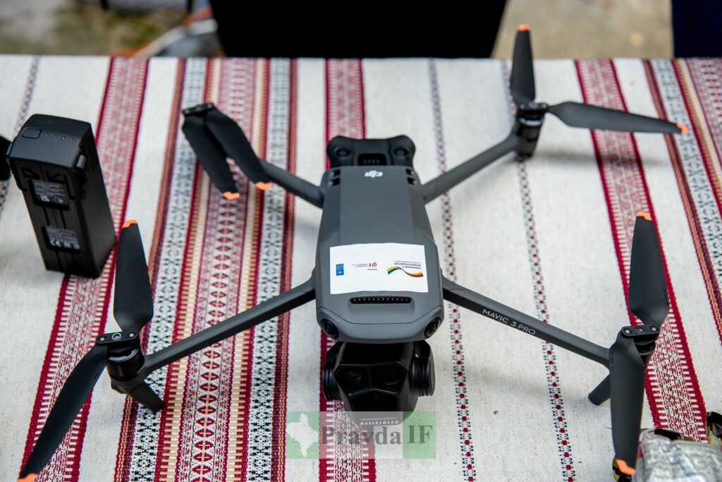 Дрон DJI Mavic 3 Pro на вишитому полотні.
