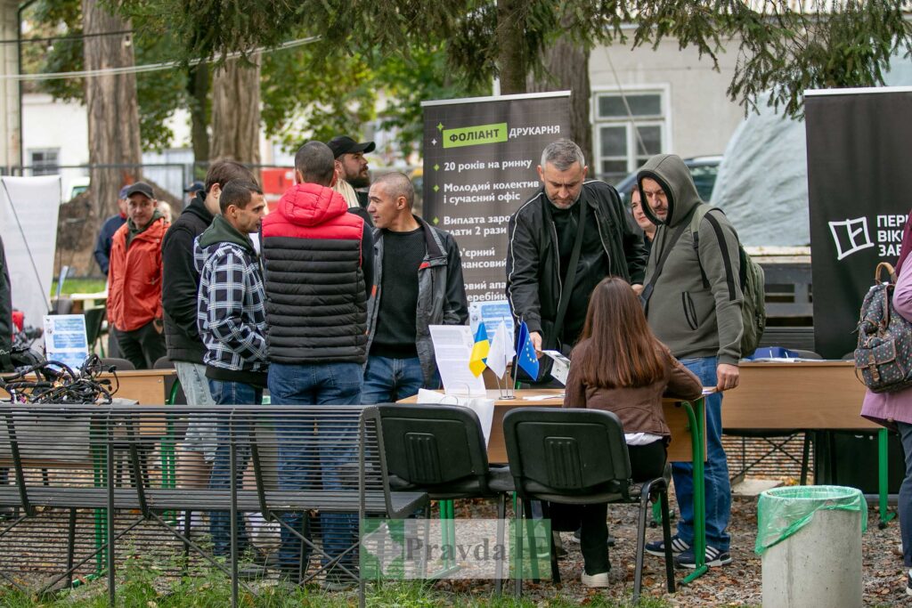 Люди спілкуються на форумі з працевлаштування.