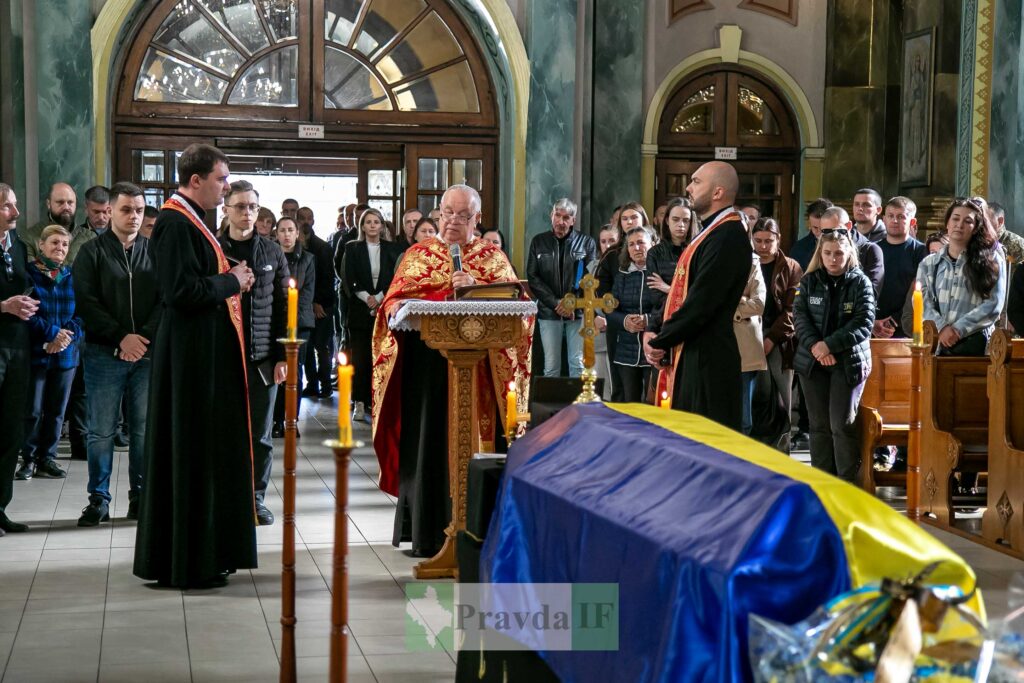 Церковна служба на вшанування з українським прапором