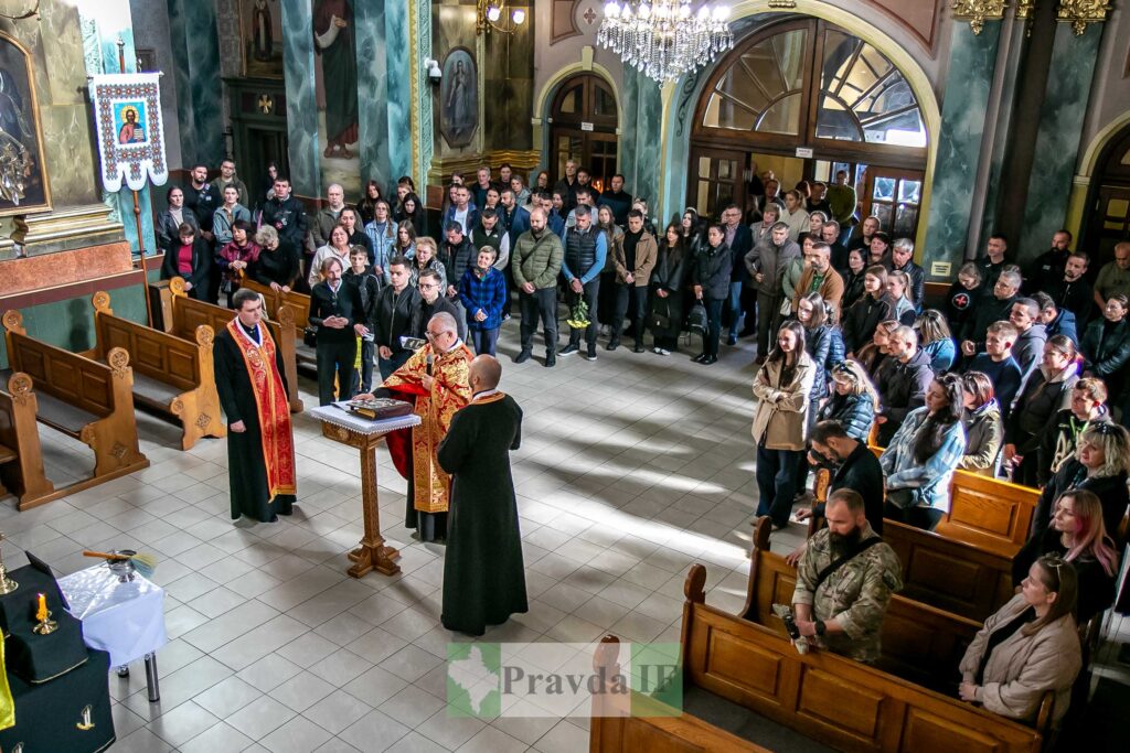 Церковна служба з великою кількістю людей всередині церкви.