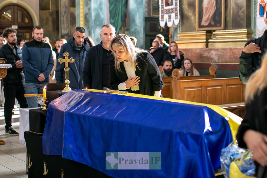 Прощання з загиблим у церкві, труна під прапором.