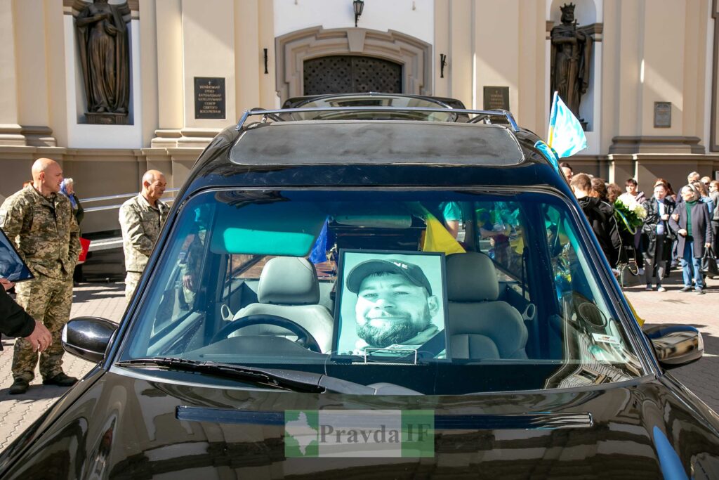 Вшанування загиблого воїна, похоронна процесія.