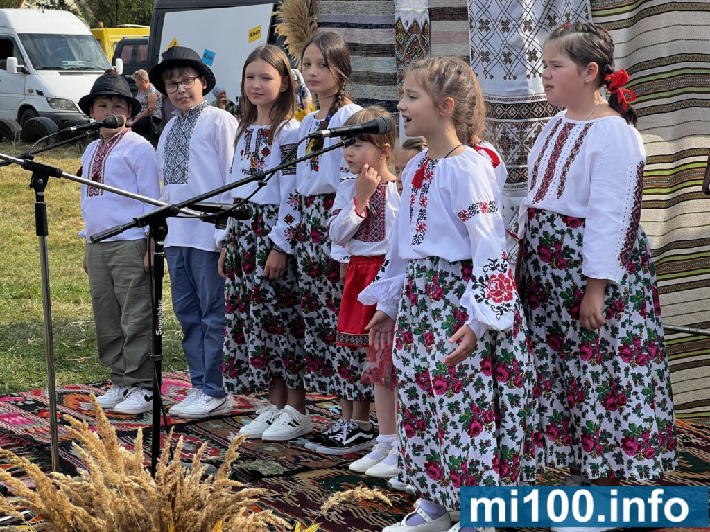 Діти у вишиванках на сцені, співають хором.