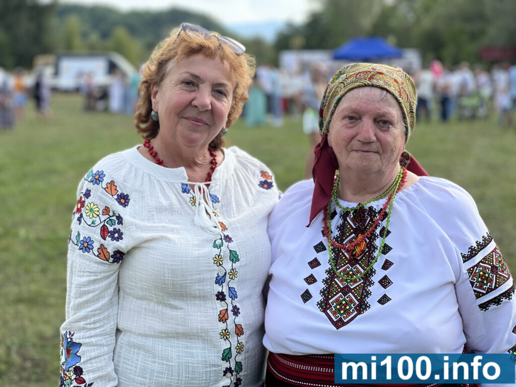 Жінки у вишиванках на українському святі