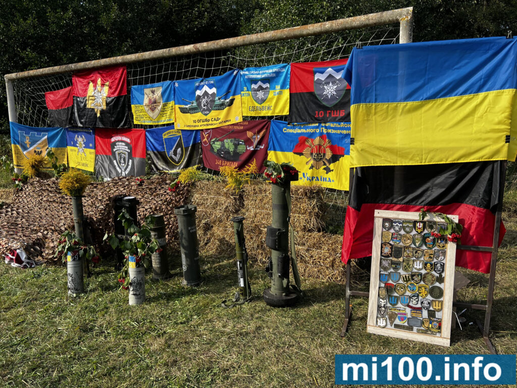 Прапори поруч з меморіалом в полі