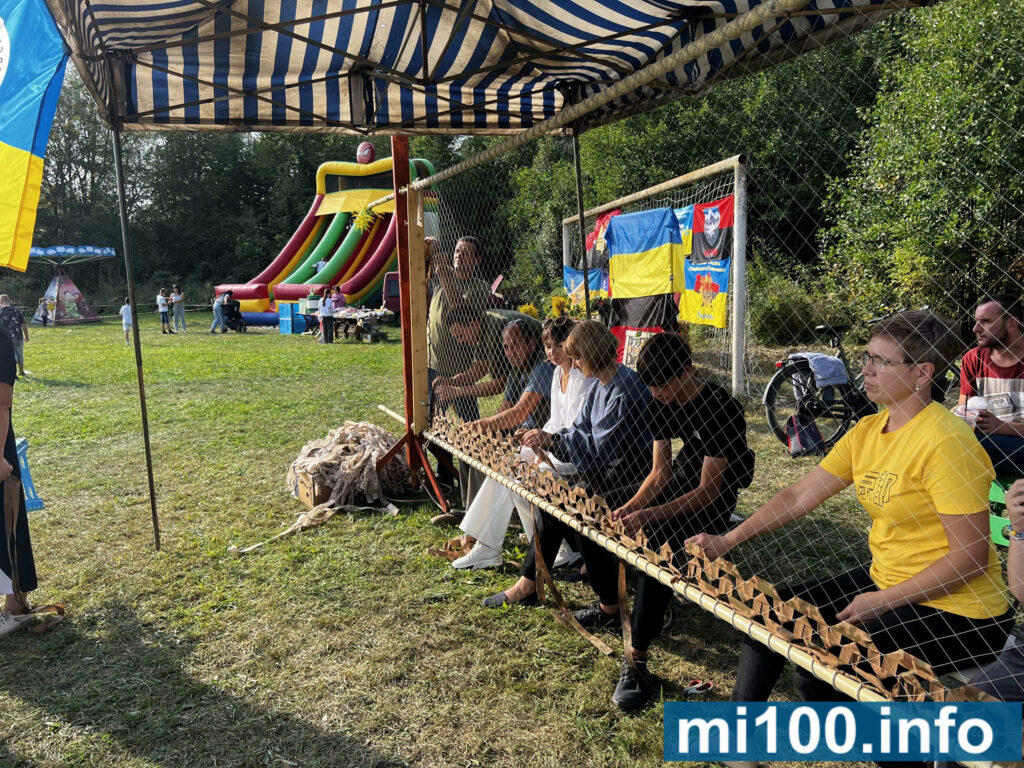 Люди на ярмарку під яскравими павільйонами