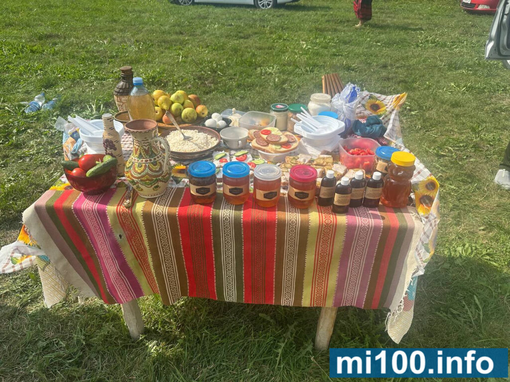 Натуральні продукти на ярмарку під відкритим небом.