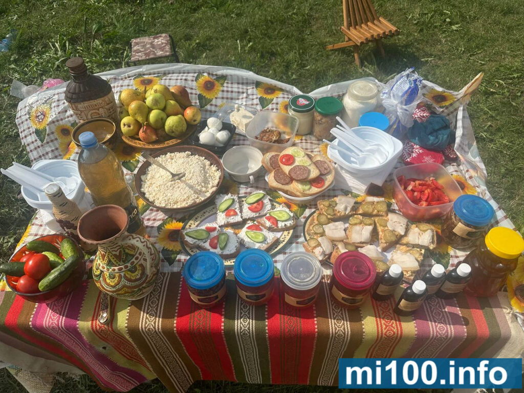 Український пікнік стіл з традиційними стравами на природі.