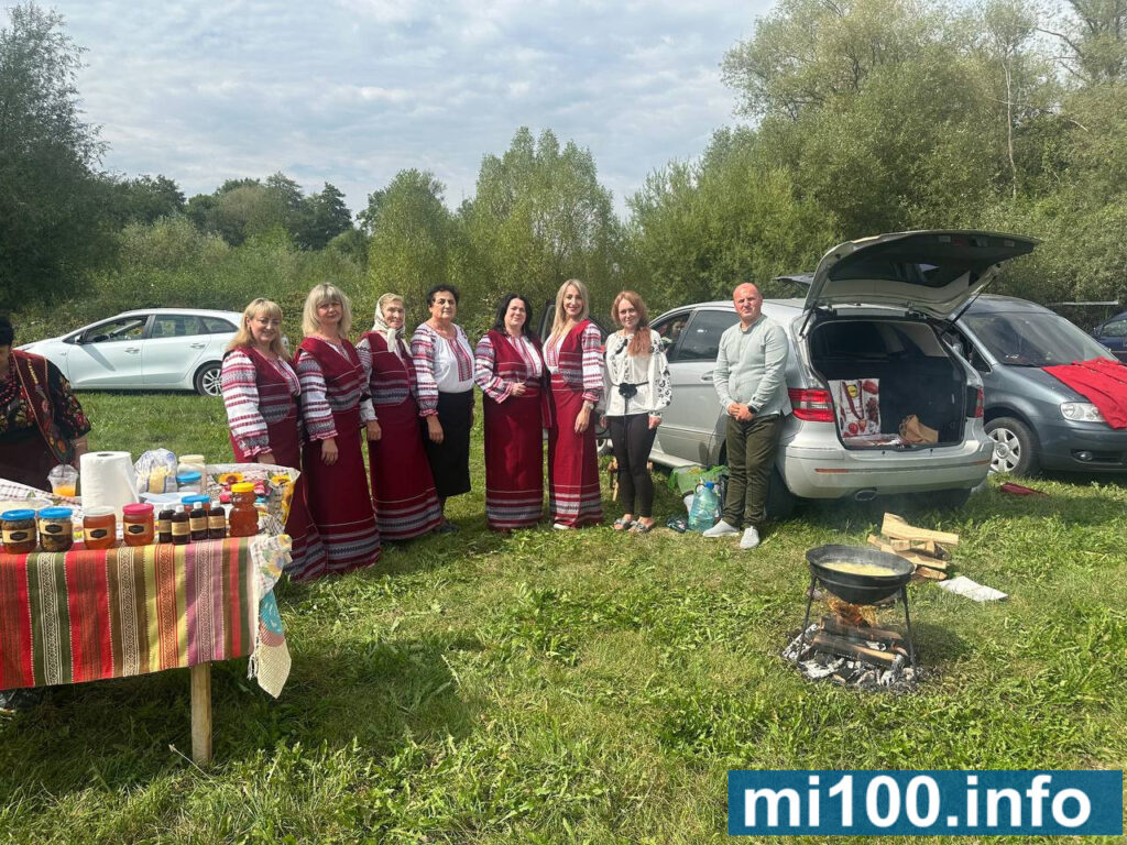 Група людей у традиційному одязі на природі.