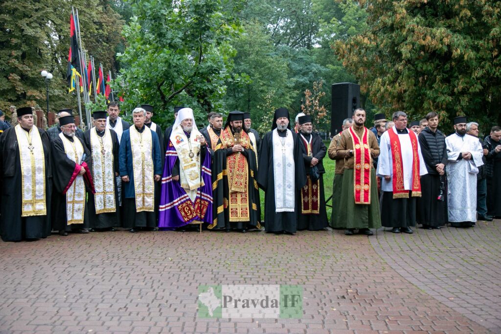 Релігійна церемонія зі священнослужителями на вулиці