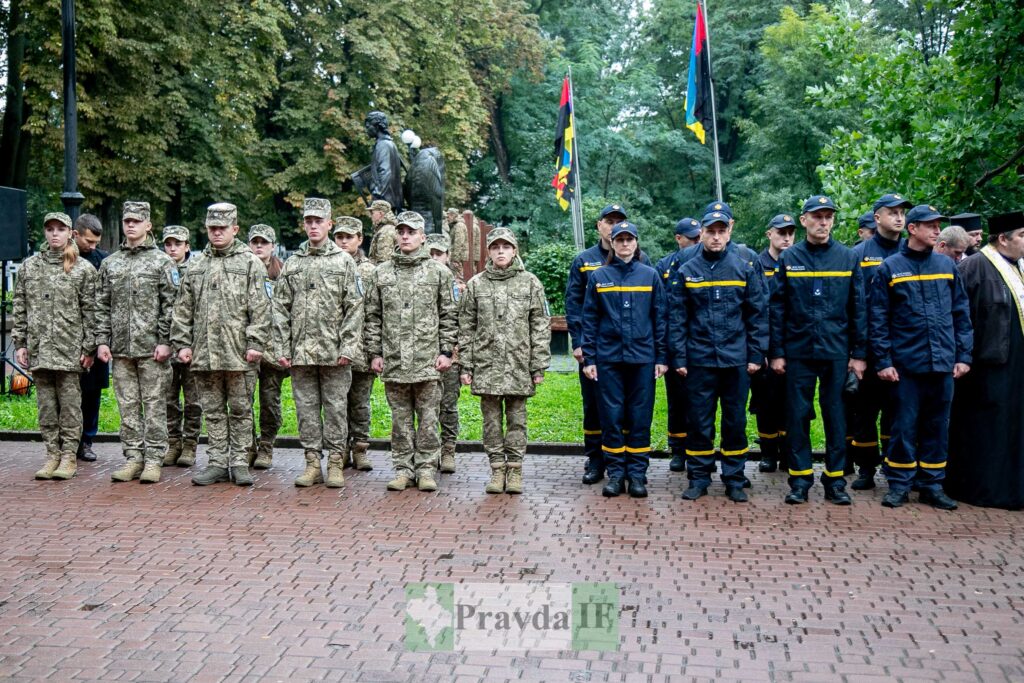 Українські солдати та рятувальники на урочистості на вулиці.