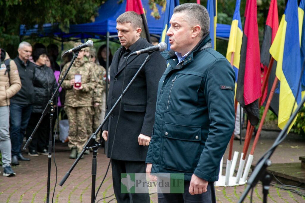 Виступ на мітингу з прапорами України.