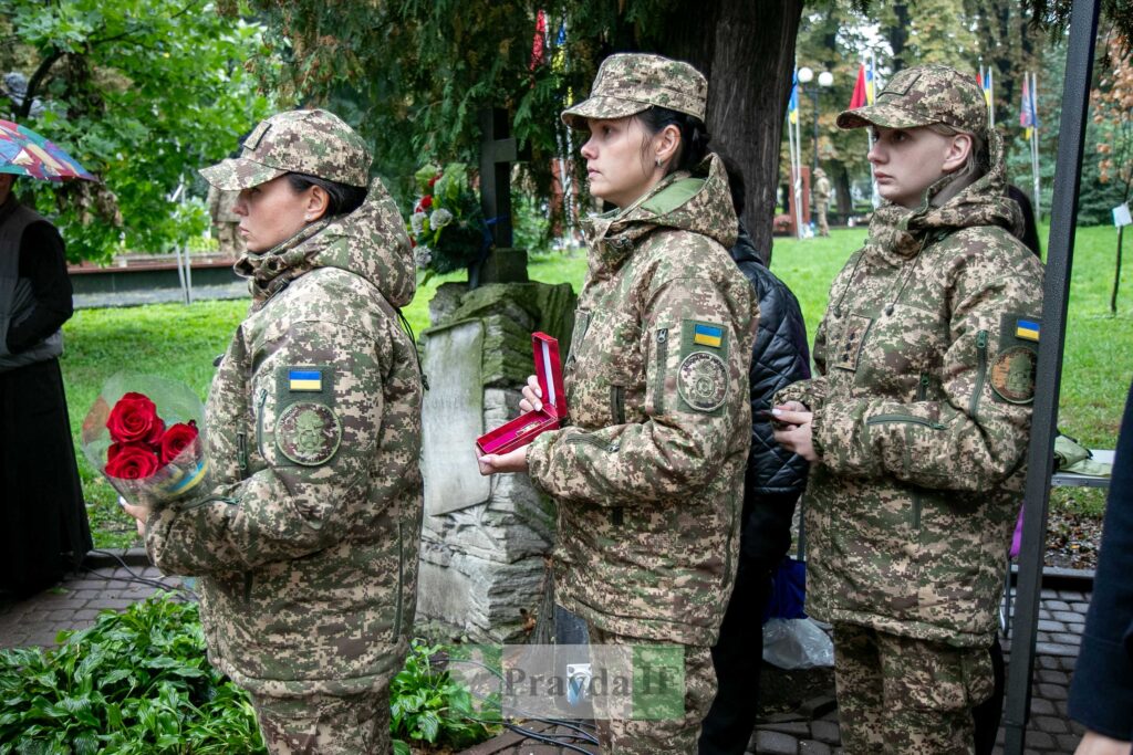 Українські військові вшановують пам'ять на кладовищі