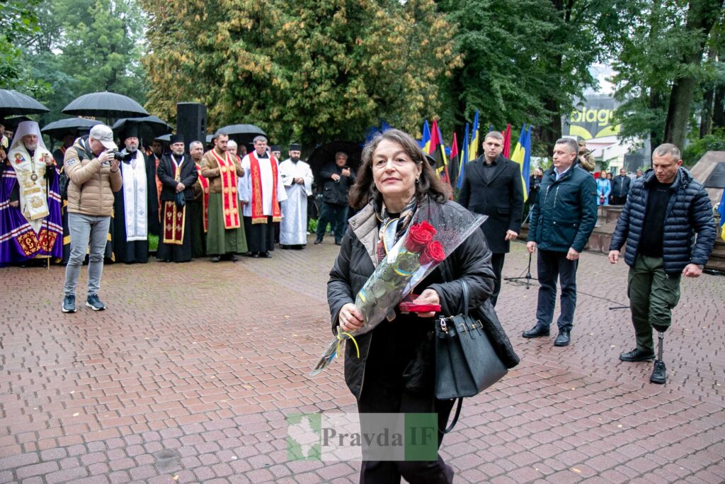Жінка з квітами на офіційній церемонії