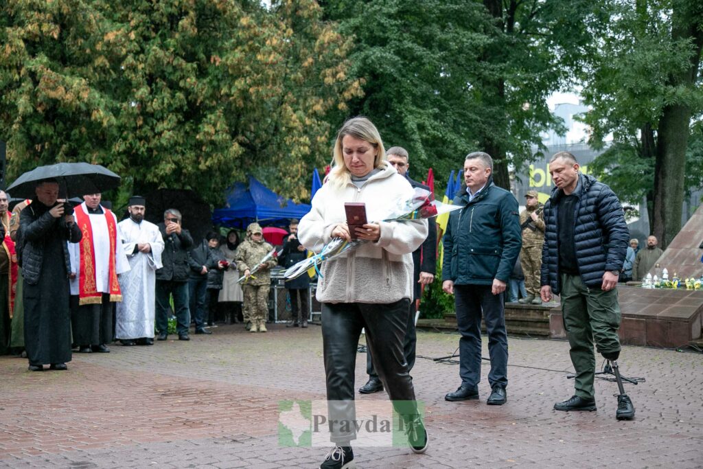 Вшанування пам'яті на церемонії покладання квітів.