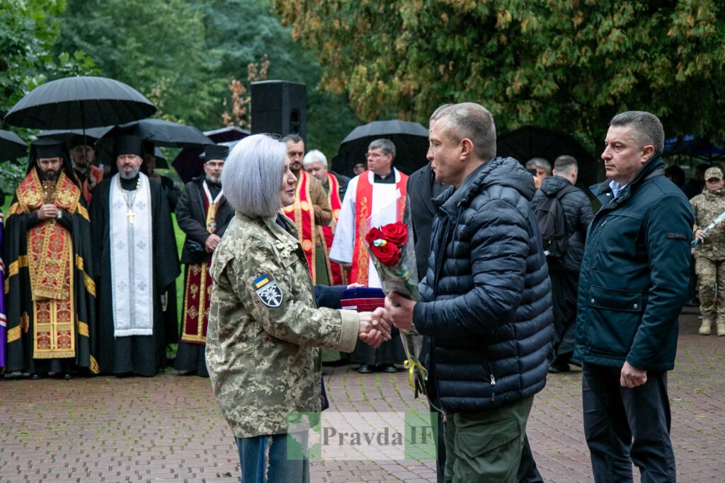 Церемонія нагородження військових, вручення квітів.