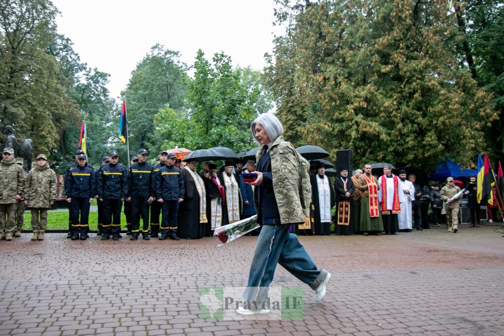 Церемонія вшанування з військовими і духовенством на вулиці.