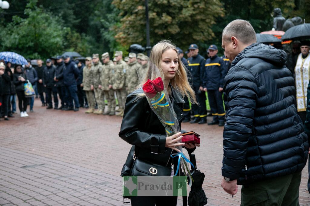 Церемонія нагородження з військовими і гостями