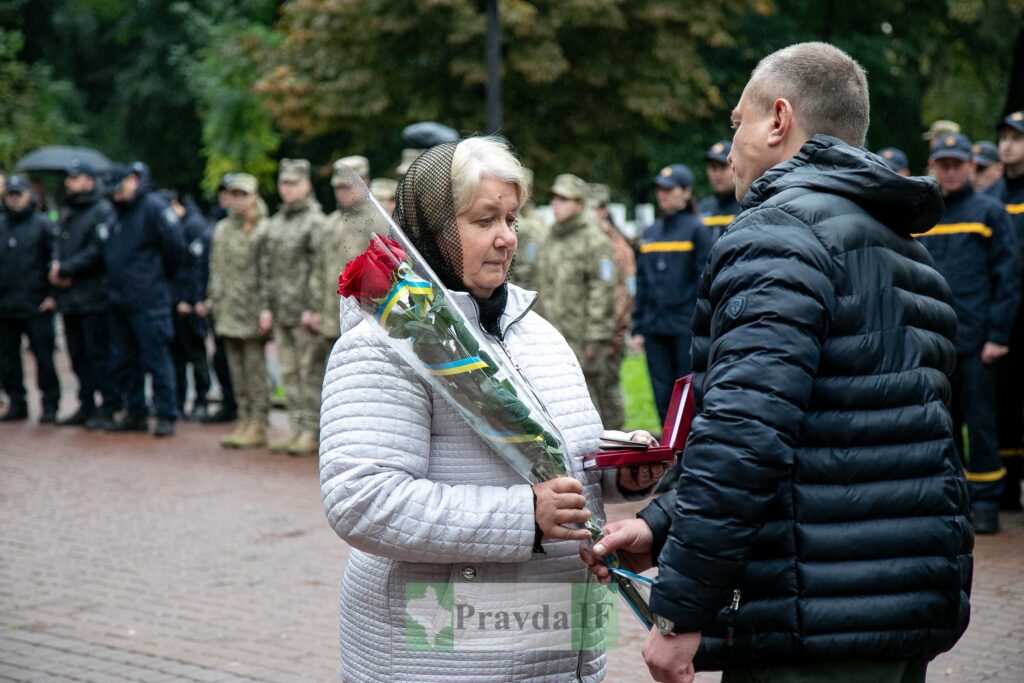 Церемонія вручення квітів і нагороди.