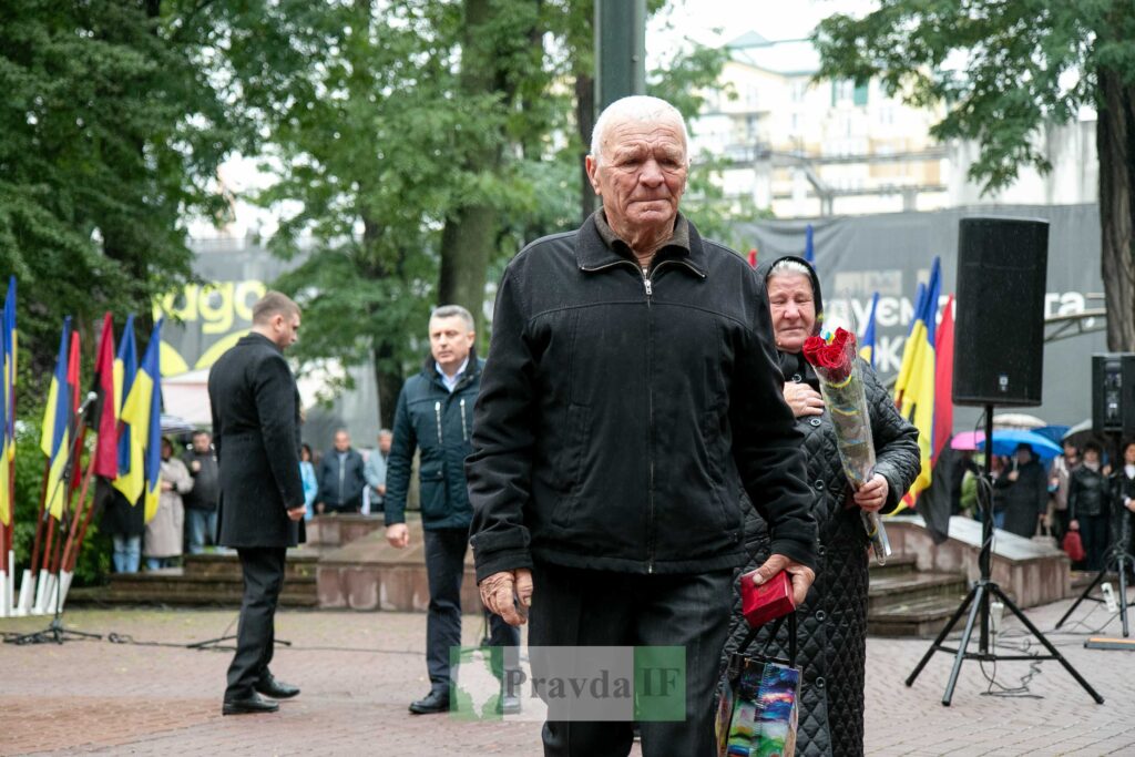 Чоловік на вулиці під час публічного заходу