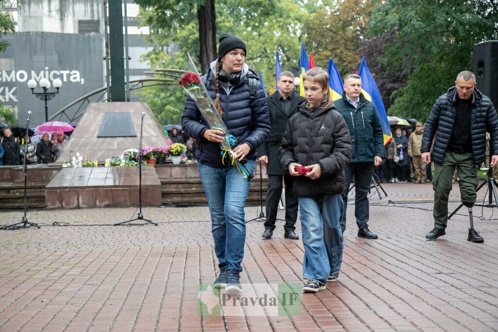 Церемонія покладання квітів на меморіалі в місті.