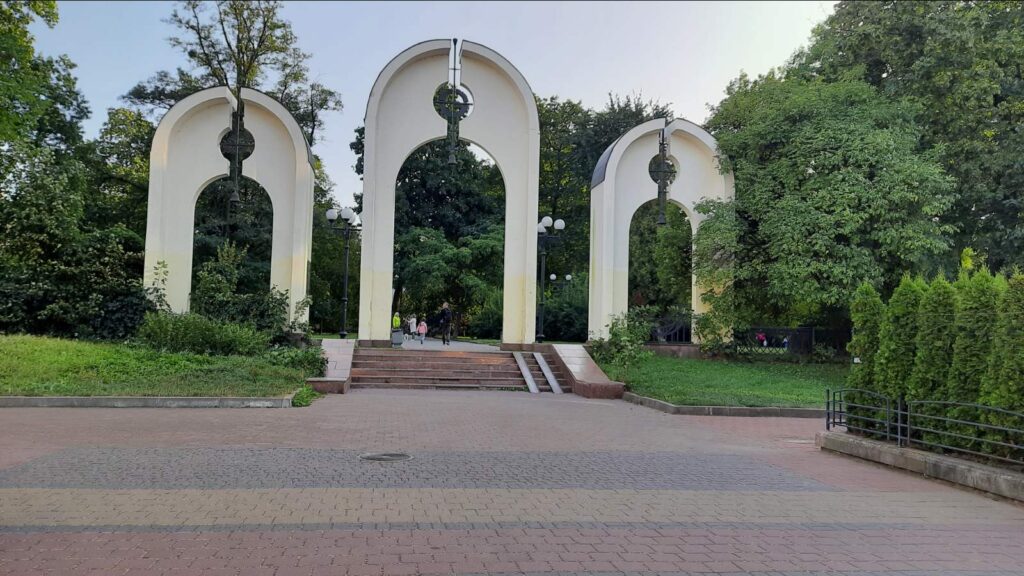 Архітектурна арка у зеленому парку