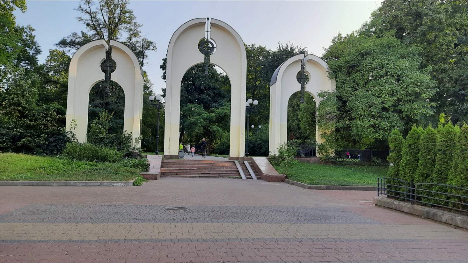 Архітектурна арка у зеленому парку