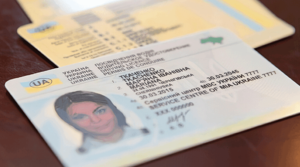 Українські водійські права на столі