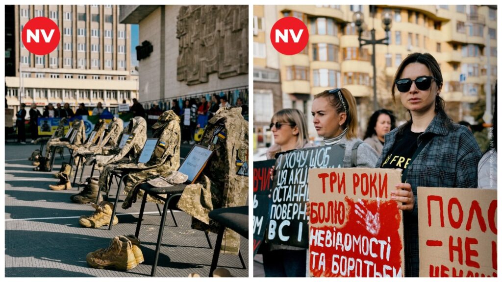 Акція протесту з військовою формою і плакатами.