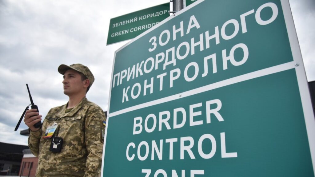 Капкан для втікачів за кордон. Скандальний законопроєкт у деталях