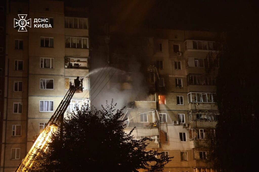 Нічна пожежа у багатоповерхівці Києва, ДСНС гасить.