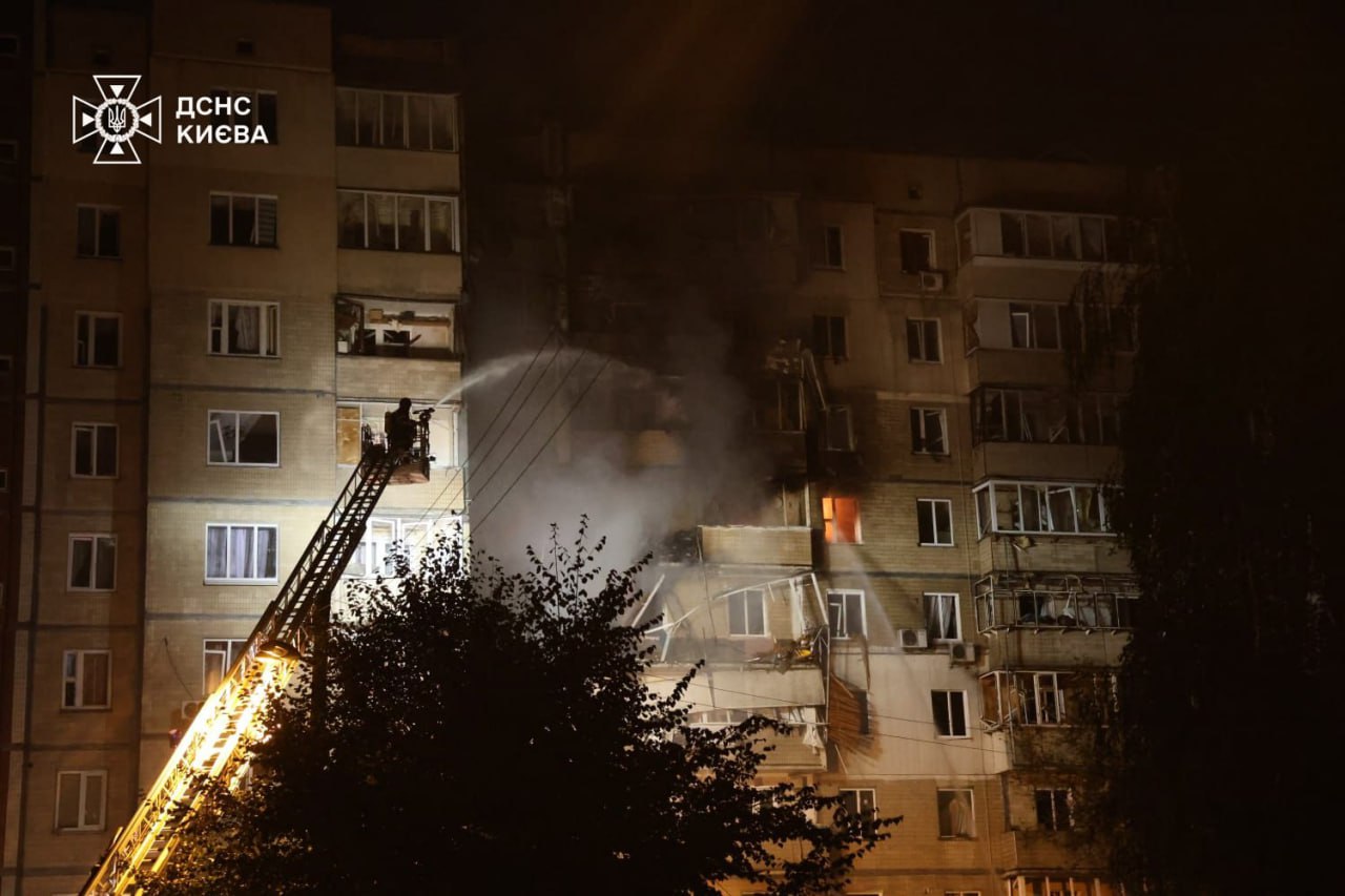 Нічна пожежа у багатоповерхівці Києва, ДСНС гасить.