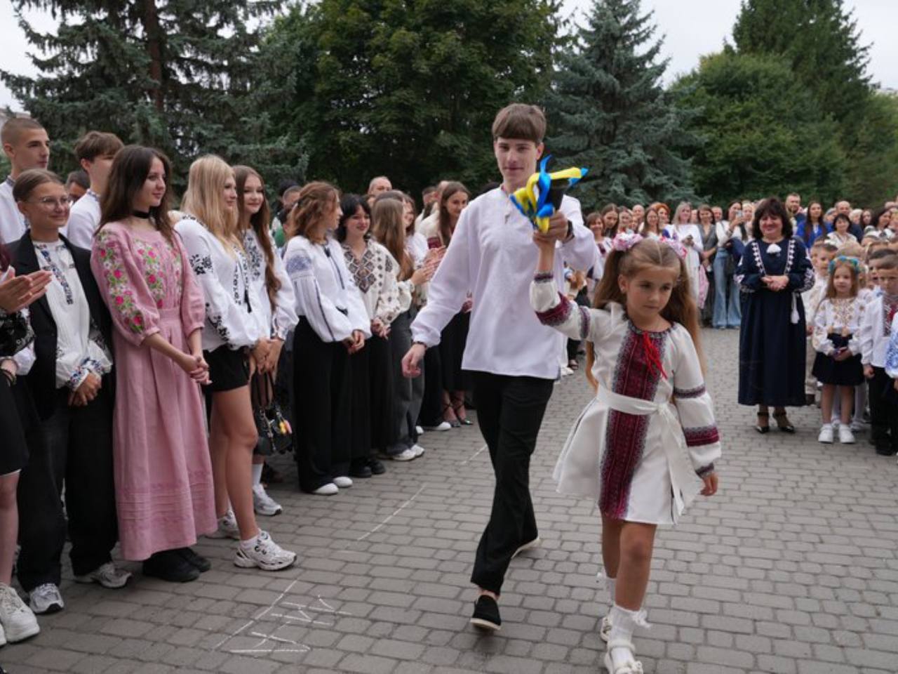 Шкільна лінійка з учнями у вишиванках