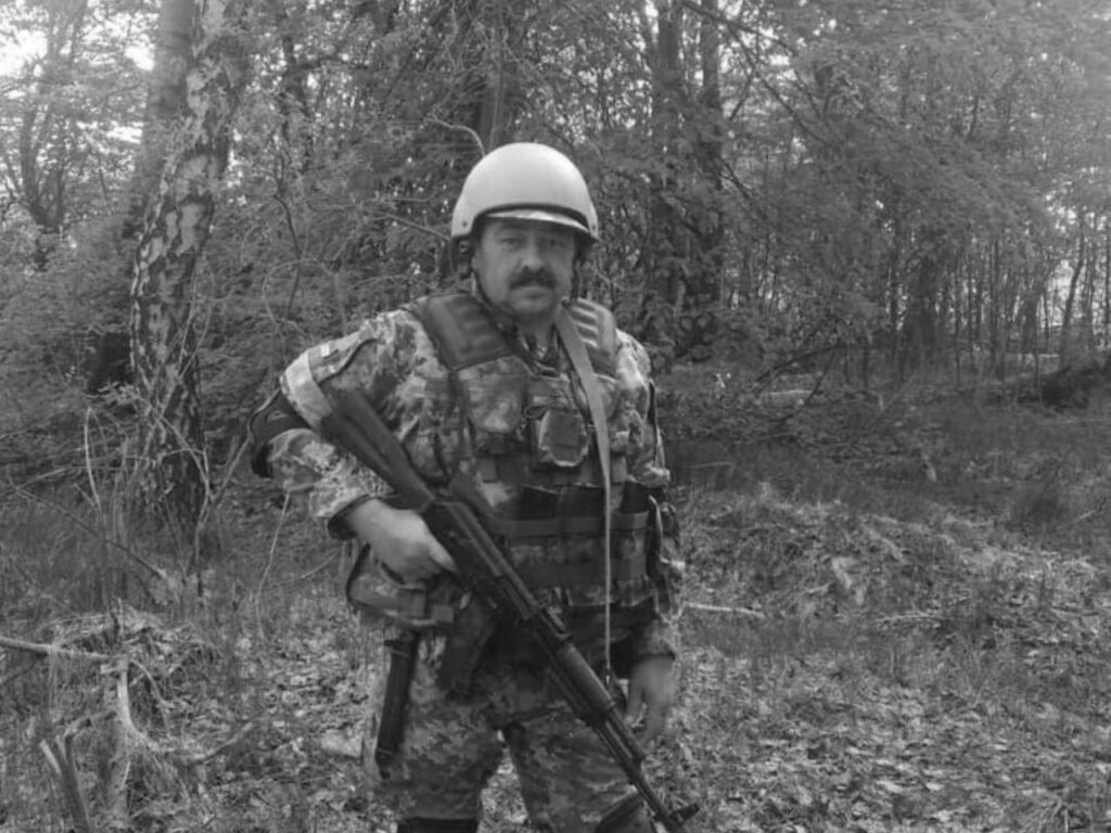 Військовий у лісі зі зброєю та шоломом