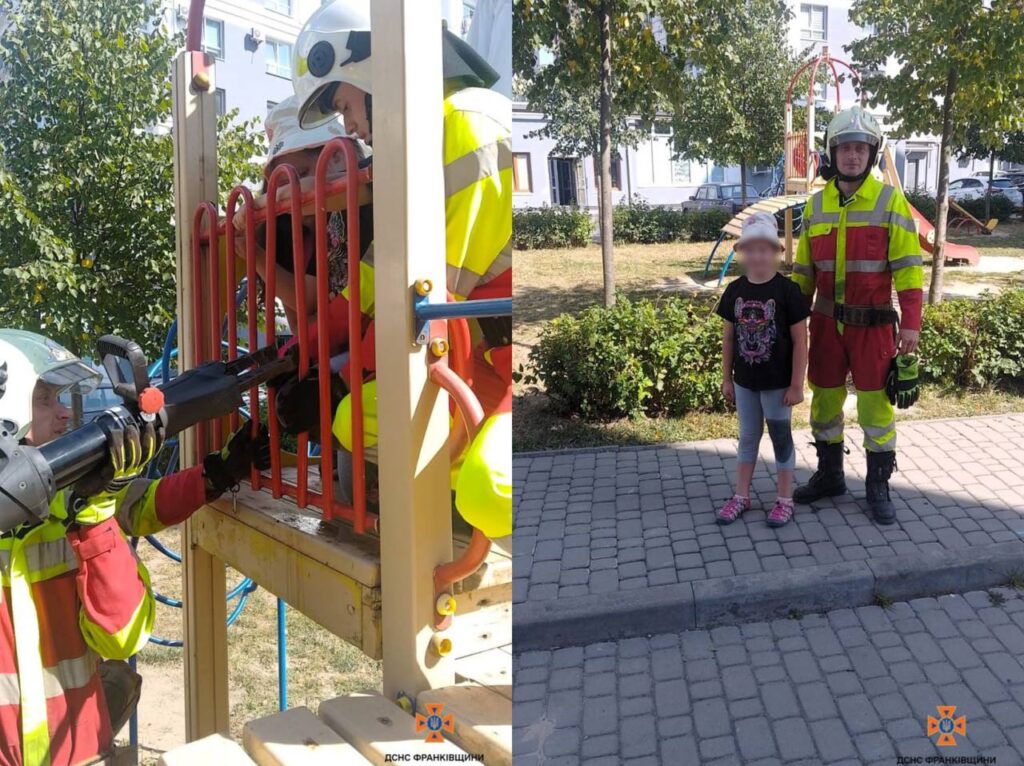 Рятувальники допомагають дитині на дитячому майданчику.