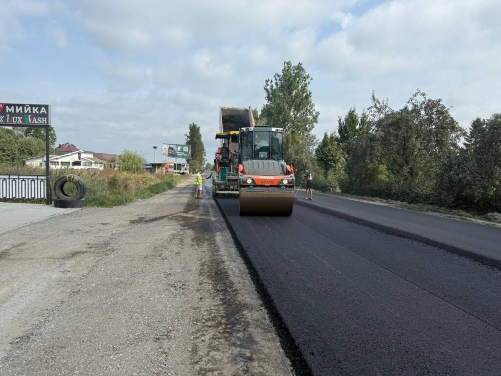Дорожня техніка ремонтує асфальт на дорозі.