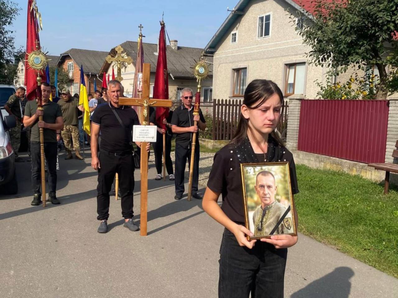 Жалобна процесія з портретом військового героя.