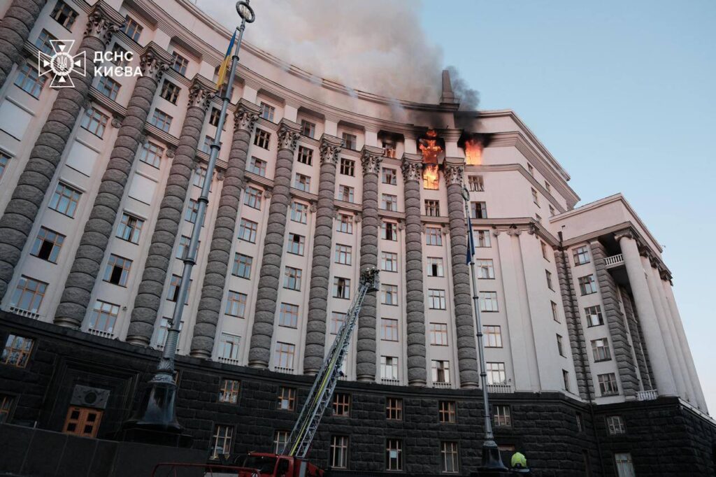 Пожежа в урядовій будівлі, пожежники працюють