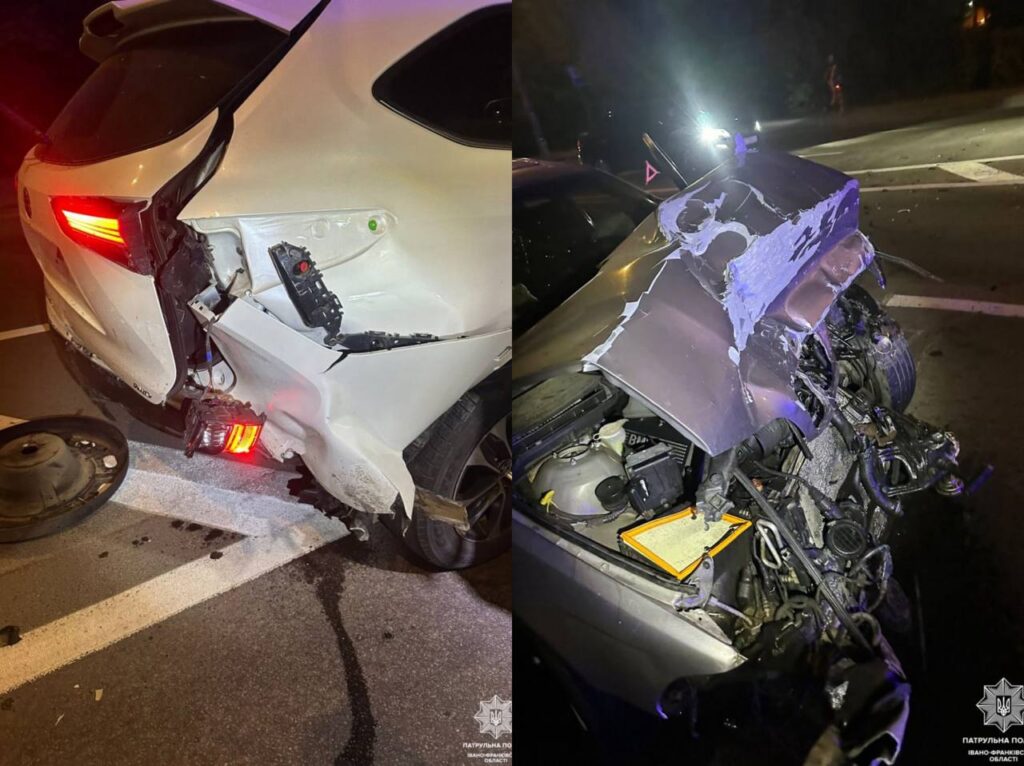 Зіткнення двох автомобілів на дорозі вночі.