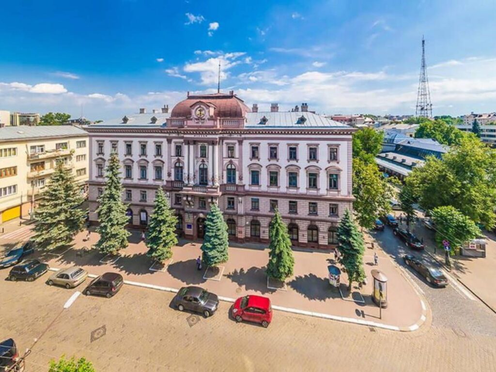 Будівля Чернівецького національного університету з висоти