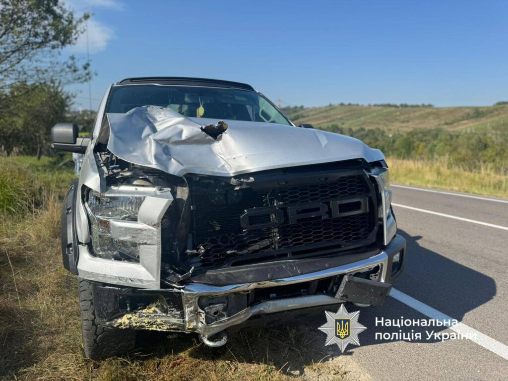 Розбита передня частина автомобіля на дорозі.