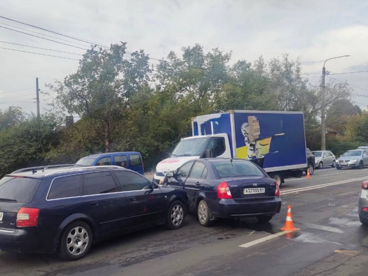 Дорожньо-транспортна пригода, кілька авто на дорозі.