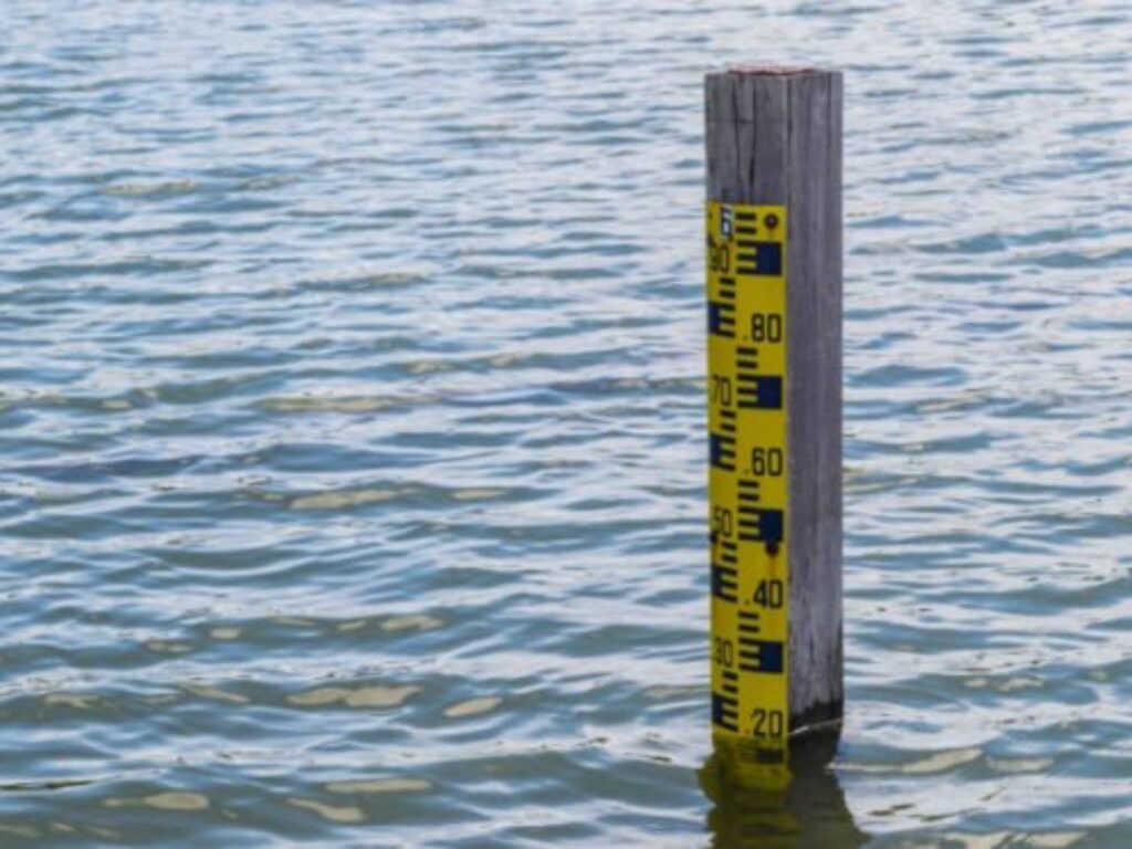 Водяний рівень з мірною шкалою у водоймі